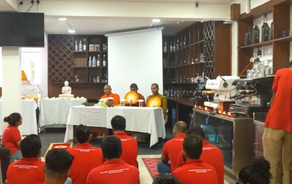 CBBS ගාල්ල ශාඛාවේ මෙහෙයුම් කටයුතු සාම්ප්‍රදායික පිරිත් සජ්ඣායනාවකින් ආරම්භ කරන ලද වගයි.